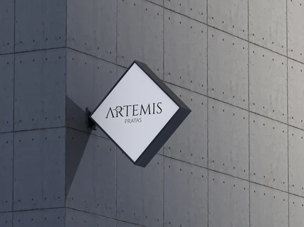 Placa de fachada com o logotipo da Artemis Pratas.