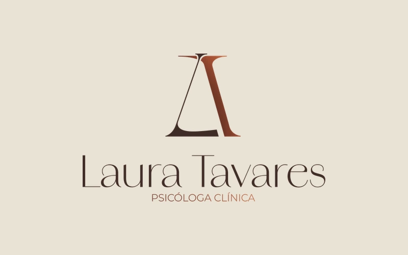 Logotipo de Laura Tavares, psicóloga clínica: monograma com as letras L e T sobre o nome.