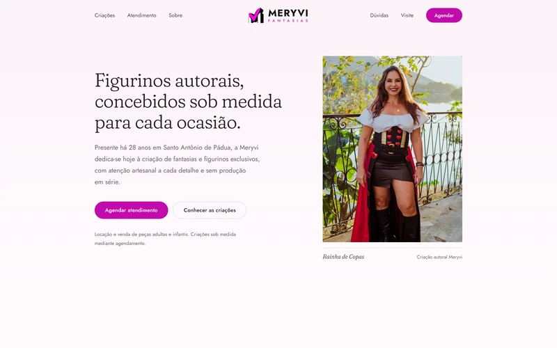 Primeira tela do site da Meryvi Fantasias: título em serifa e foto de um figurino.